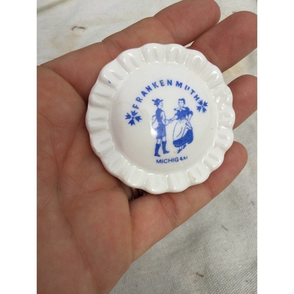 Vintage 2” Frankenmuth Dutch Michigan magnet blue white German traditional - Picture 2 of 9